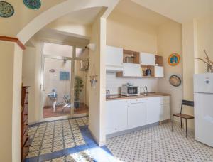 een keuken met witte kasten en een aanrecht bij Bilocale vista mare al Castello in Piombino