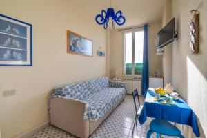 een woonkamer met een bank en een tafel bij Bilocale vista mare al Castello in Piombino