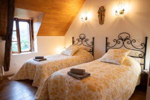 dwa łóżka ustawione obok siebie w sypialni w obiekcie Charme & piscine chauffée Périgord Noir w mieście Coly