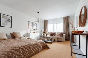 Ein Bett oder Betten in einem Zimmer der Unterkunft Simple studio in trendy Södermalm - construction work