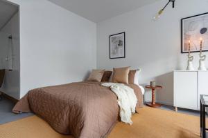 Ein Bett oder Betten in einem Zimmer der Unterkunft Simple studio in trendy Södermalm - construction work