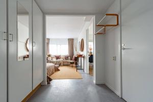 einen Flur mit einem Schlafzimmer und einem Wohnzimmer in der Unterkunft Simple studio in trendy Södermalm - construction work in Stockholm