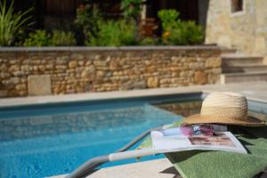 Basen w obiekcie Charme & piscine chauffée Périgord Noir lub w pobliżu