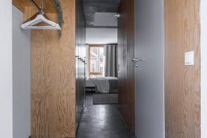 Uma cama ou camas num quarto em Comfy Studio easy to commute