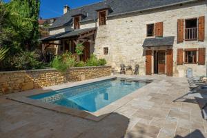 basen w ogrodzie domu w obiekcie Charme & piscine chauffée Périgord Noir w mieście Coly