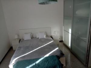 ein Schlafzimmer mit einem großen Bett mit zwei weißen Kissen in der Unterkunft L'Erbetta fra le Cinque Terre e la Val di Vara in Riccò del Golfo di Spezia + 46 Fotos