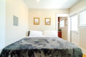 1 dormitorio con 1 cama grande en una habitación en The Heron On Ivy, en San Diego