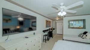 um quarto com uma cama e uma ventoinha de tecto em ALL-NEW Waterfront with Balcony,Pool,Tiki Bar,Gym em Sarasota