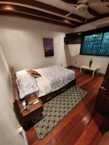 1 dormitorio con cama y alfombra en Casa Gato en Big Creek