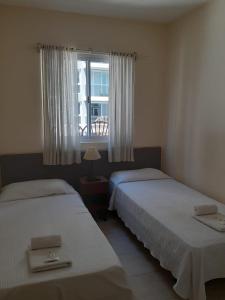 - 2 lits dans une chambre d'hôtel avec fenêtre dans l'établissement Carlos VII, à Mar del Plata