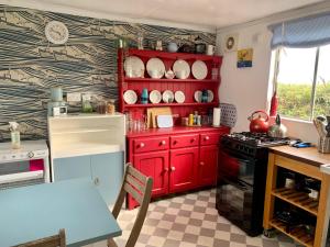 Tregantle Farm Eco GLAMPSITE的厨房或小厨房