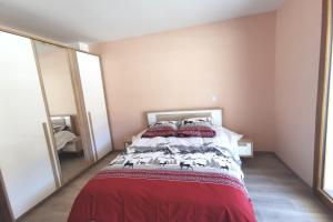 une chambre avec un lit et un grand miroir dans l'établissement L'écrin des neiges - Sauna, à La Féclaz 15 autres photos