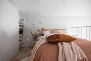sypialnia z łóżkiem z poduszkami w obiekcie Explore Gothenburg from modern apt for 4 guest w Göteborgu
