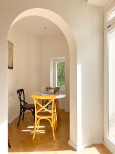 an archway in a dining room with a table and chairs at Prorsus Design Apartments in Leipzig