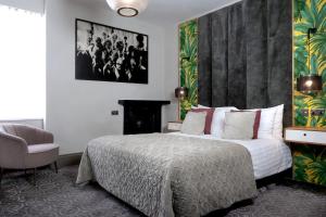 Habitación de hotel con cama y silla en The Southern Belle, en Brighton & Hove