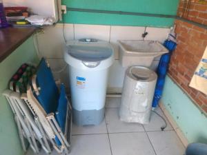 baño con cubo de basura y lavamanos en Casa Praia NAVEGANTES GRAVATÁ en Navegantes