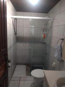 y baño pequeño con ducha y aseo. en Casa Praia NAVEGANTES GRAVATÁ en Navegantes