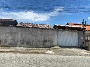 un edificio con valla y garaje en Casa Praia NAVEGANTES GRAVATÁ en Navegantes