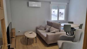 sala de estar con sofá y mesa en ALQUILAZ Garaje incluido Cerca casco histórico, en Zamora