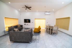 een woonkamer met een bank en een eetkamer bij VILLA COSTA FELIX 1 in Puerto Peñasco