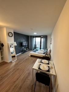 uma sala de estar com um sofá e uma mesa em Urban Zen Residence em Hanôver