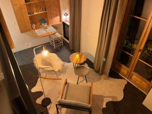 uma vista superior de uma sala de estar com cadeiras e uma mesa em un nid avec balcon em Saint-Gervais-les-Bains