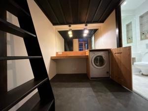 uma lavandaria com uma máquina de lavar roupa na casa de banho em un nid avec balcon em Saint-Gervais-les-Bains