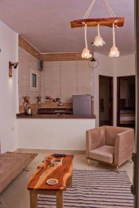 uma sala de estar com uma mesa de centro e um sofá em Anne em Dahab
