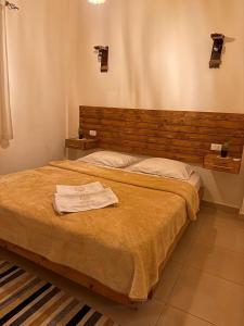 um quarto com uma cama grande com duas toalhas em Anne em Dahab