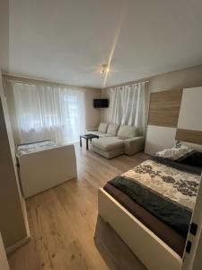 een slaapkamer met een bed en een woonkamer bij Sol Ferienwohnung in Rodenbach