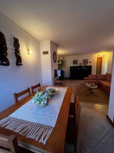 een woonkamer met een tafel en een bank bij Areal da Ria in Aveiro