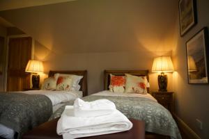 pokój hotelowy z 2 łóżkami i ręcznikami w obiekcie Clachan Garden B&B w mieście Garve