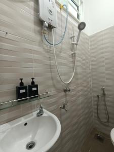 een badkamer met een douche en een wastafel bij Aida homestay Kuala terengganu/Kuala nerus in Kuala Terengganu