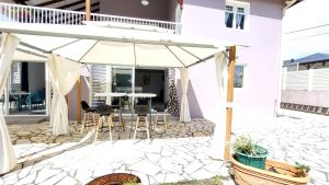 Rõdu või terrass majutusasutuses Élégant Appartement T3 Châtaigne : Spacieux