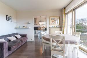 een woonkamer met een bank en een tafel bij Apartment for 6 pers near Palais des Congrès in Le Touquet-Paris-Plage