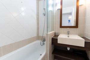 Kúpeľňa v ubytovaní Flat for 4 people with swimming pool tennis court and free parking 227 + 3 fotografie