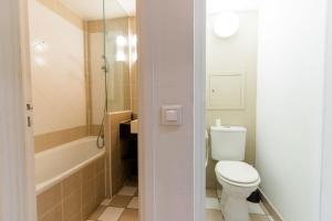 Kúpeľňa v ubytovaní Flat for 4 people with swimming pool tennis court and free parking 227