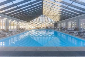 Bazén v ubytovaní Very nice 6 person apart with swimming pool tennis court and car park 202 alebo v jeho blízkosti