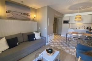 Kuchyňa alebo kuchynka v ubytovaní Very nice 6 person apart with swimming pool tennis court and car park 202