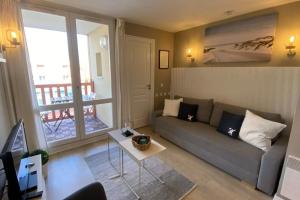 Posedenie v ubytovaní Very nice 6 person apart with swimming pool tennis court and car park 202