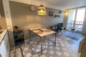 Kuchyňa alebo kuchynka v ubytovaní Very nice 6 person apart with swimming pool tennis court and car park 202