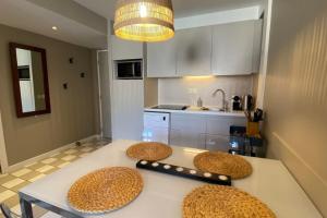 Kuchyňa alebo kuchynka v ubytovaní Very nice 6 person apart with swimming pool tennis court and car park 202
