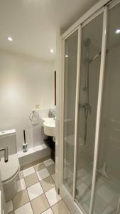 Kúpeľňa v ubytovaní Very nice 6 person apart with swimming pool tennis court and car park 202