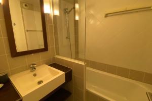 Kúpeľňa v ubytovaní Very nice 6 person apart with swimming pool tennis court and car park 202