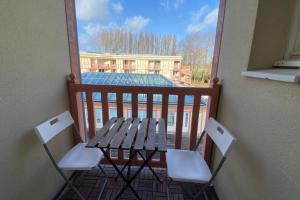 Balkón alebo terasa v ubytovaní Very nice 6 person apart with swimming pool tennis court and car park 202