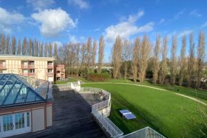 Vonkajšia záhrada v ubytovaní Very nice 6 person apart with swimming pool tennis court and car park 202