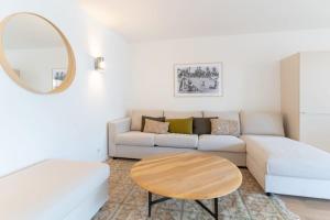 sala de estar con sofá y mesa en Magnificent town-centre apartment with two terraces 5 people, en Le Touquet-Paris-Plage