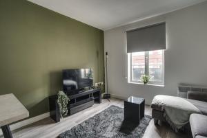 A television and/or entertainment centre at #59 Phoenix Court By DerBnB, Modern 1 Bedroom Apartment, Wi-Fi, Netflix & Within Walking Distance Of The City Centre