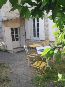 Le Murier,maison en pierre en coeur de village en dordogne