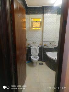 Vonios kambarys apgyvendinimo įstaigoje شاليهات مكتب السعد